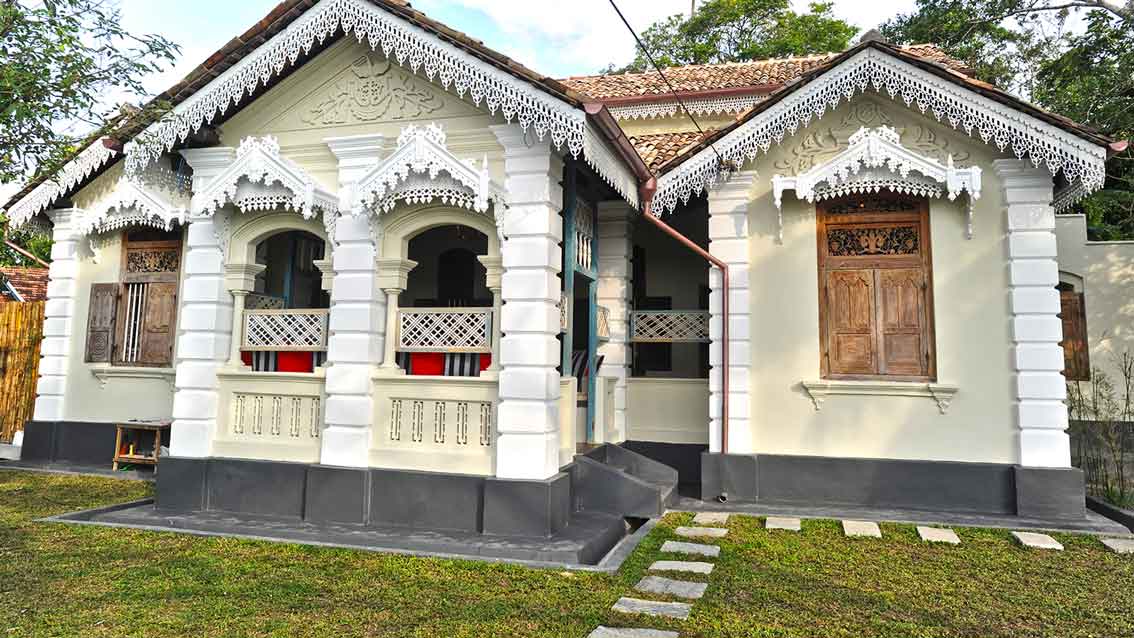 colonial-bungalow-Front-Facade