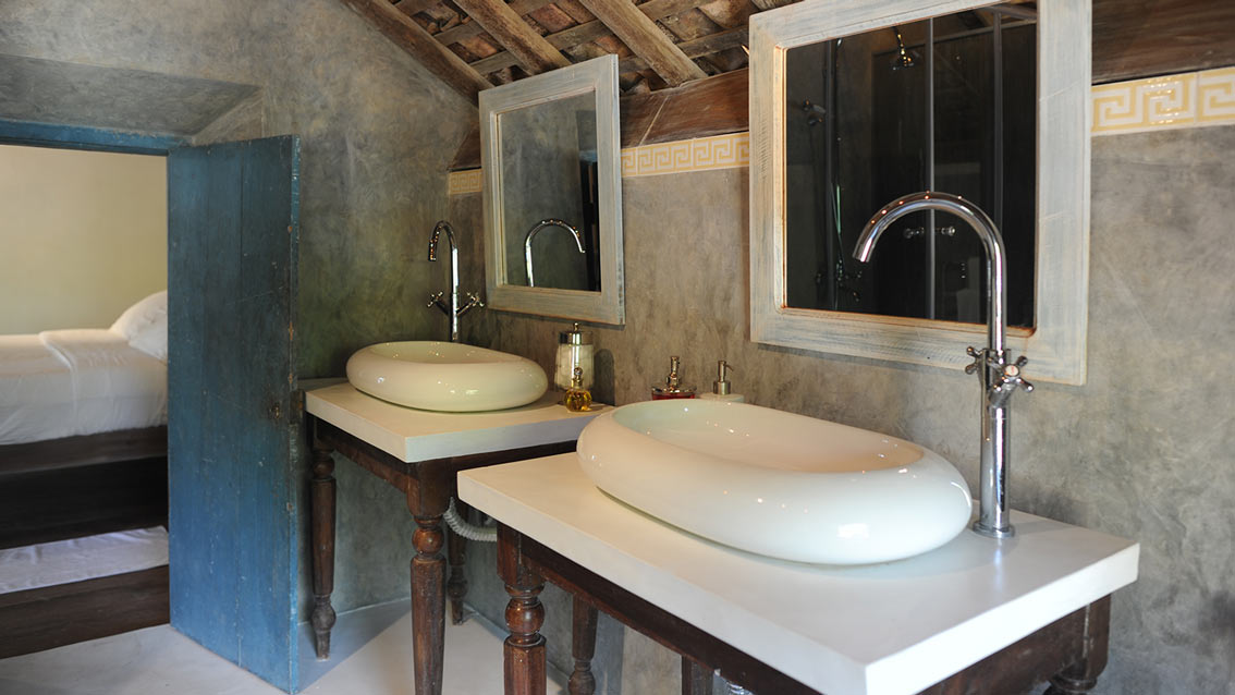 colonial-bungalow-Loft-Bathroom-Vanity